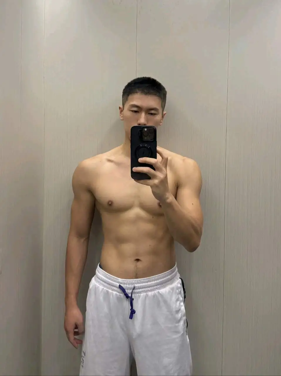 帅气肌肉男 - 51虹马