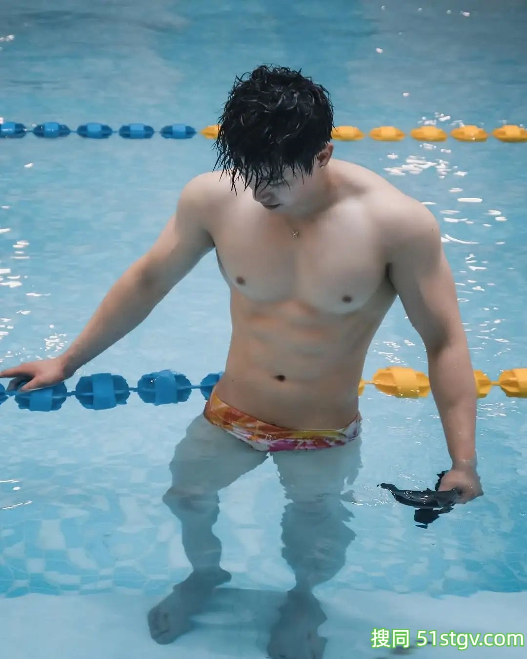 夏天来泳池边看，白皙腹肌帅哥 - 51虹马