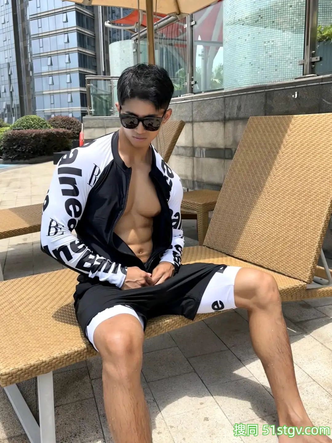 黑皮体育生就是香 - 51虹马