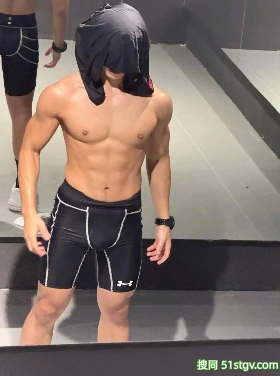 帅气肌肉男 - 51虹马