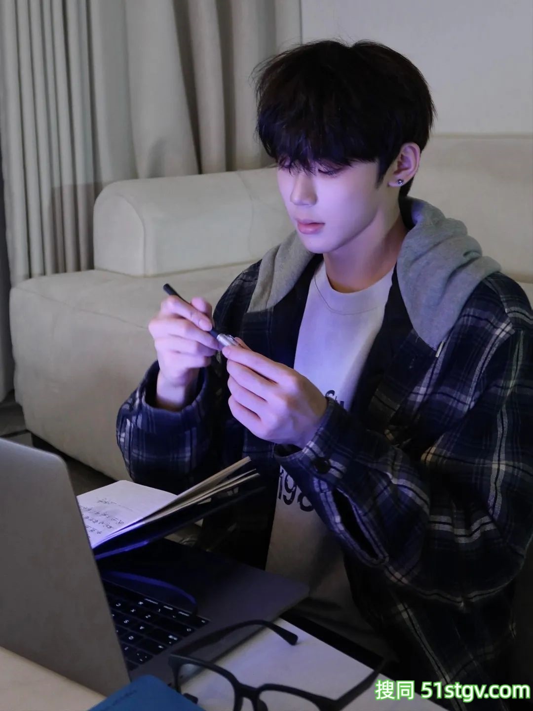 白净帅气的男大学生 - 51虹马