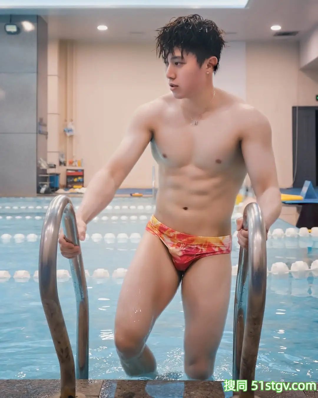 夏天来泳池边看，白皙腹肌帅哥 - 51虹马