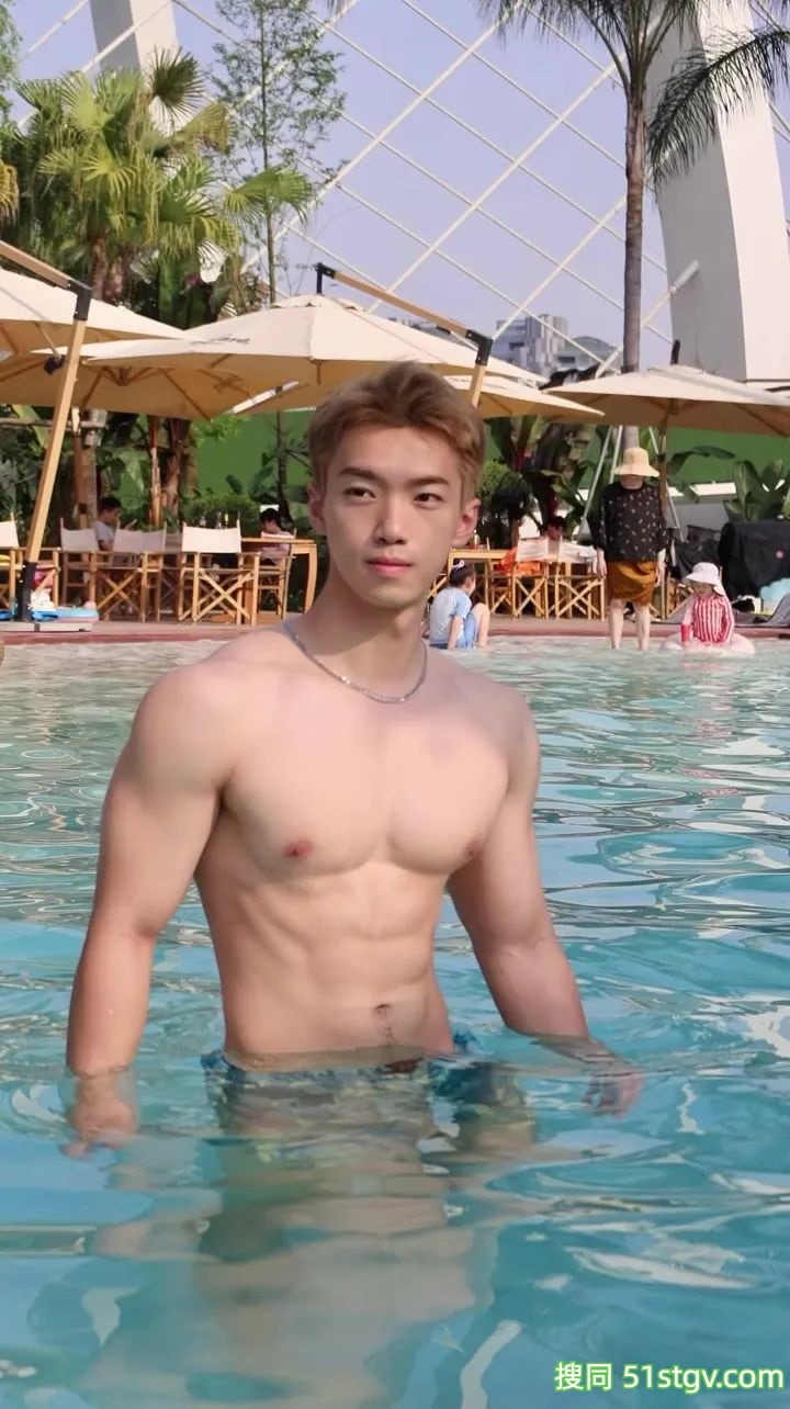 夏日炎炎，来泳池来看帅哥 - 51虹马