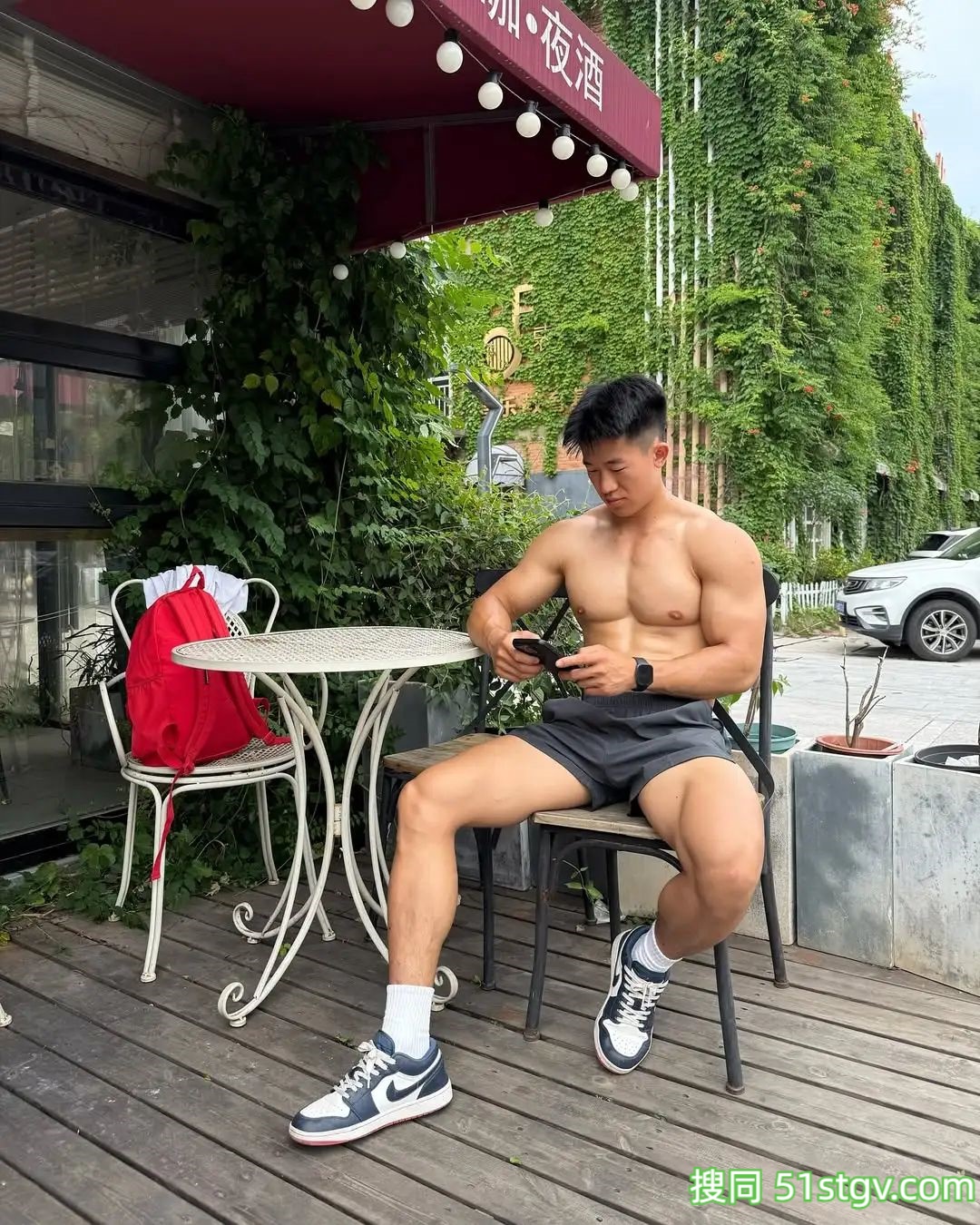 憨憨壮实的体育生 - 51虹马