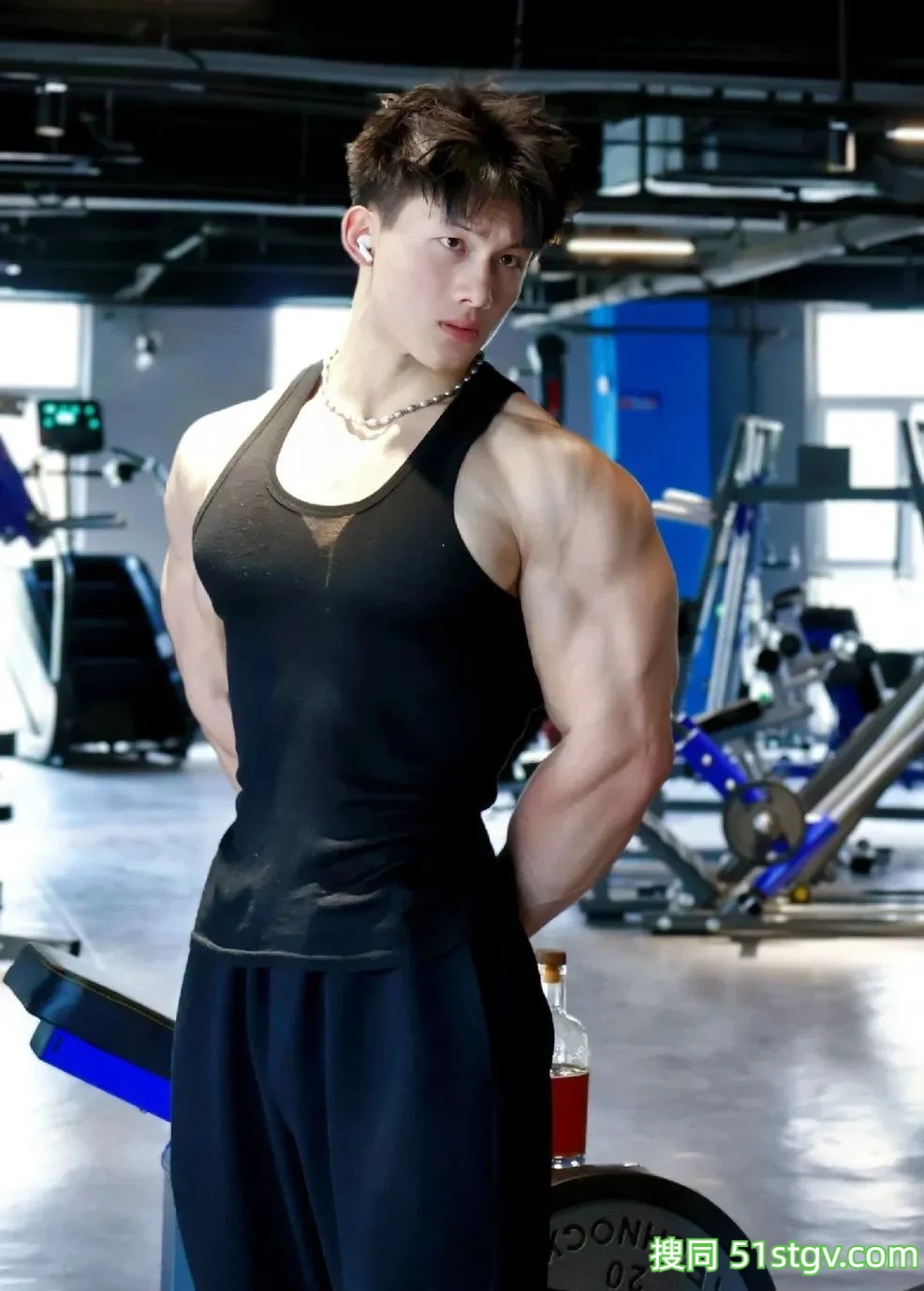 河北九头身帅哥，绝美大胸肌藕节臂，这极致宽肩窄腰保真流量密码 - 51虹马