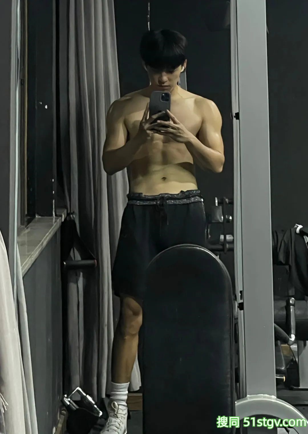 深圳20岁篮球体育生想去帮他搽汗了 - 51虹马