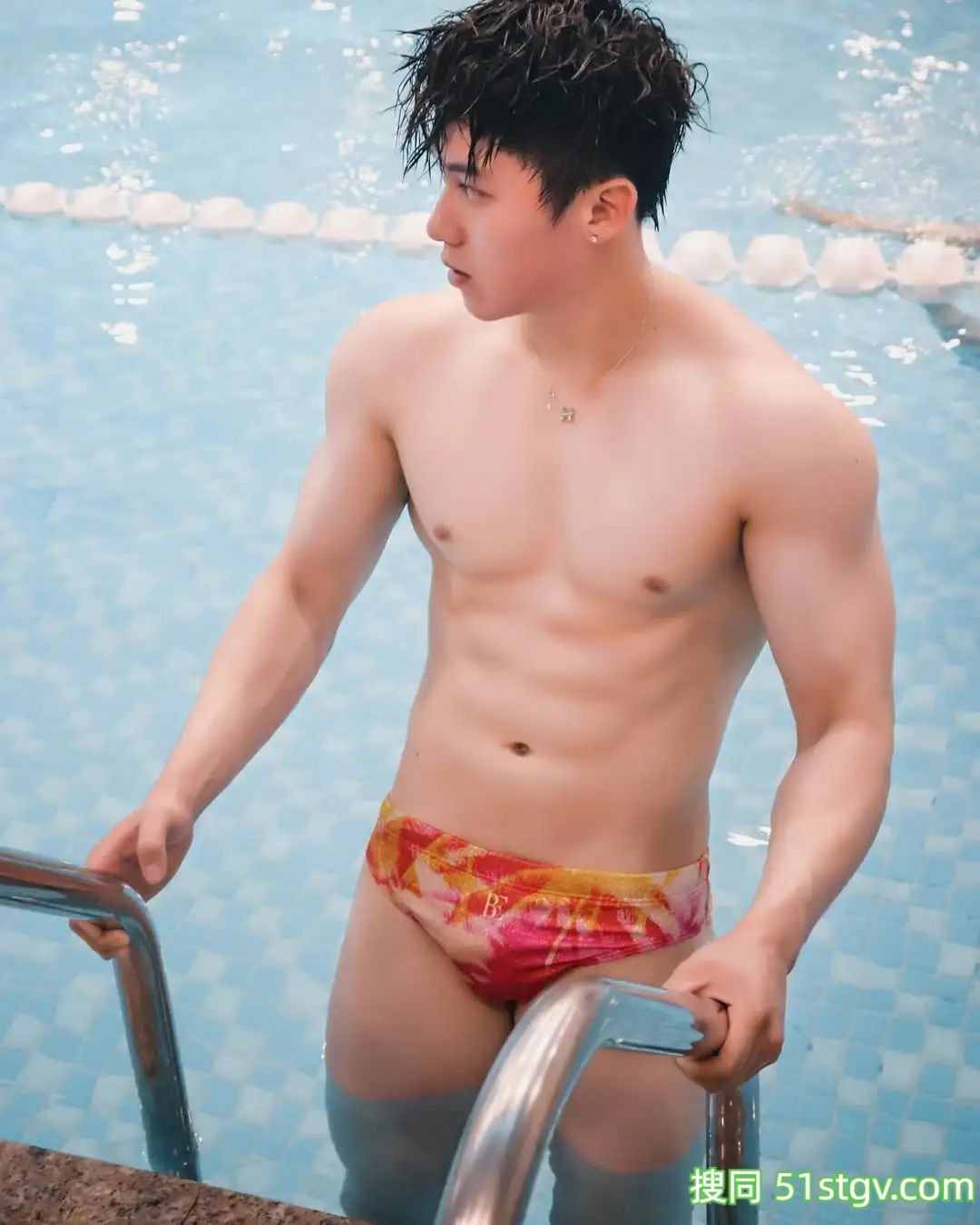 夏天来泳池边看，白皙腹肌帅哥 - 51虹马
