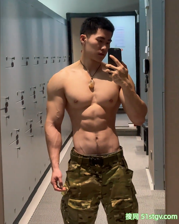 23岁杭州健身网红,大秀青筋臂和爆满腹,这绿军裤水电工,连装修的业主也不淡定 - 51虹马 23岁杭州健身网红,大秀青筋臂和爆满腹,这绿军裤水电工,连装修的业主也不淡定 - 51虹马