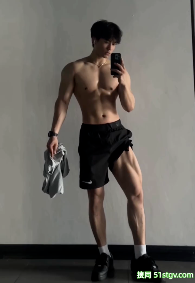 28岁广东健身博主，大胸肌麒麟臂山峰炮公狗腰，钢筋龙骨嘎嘎板正，俯视角度太馋人 - 51虹马