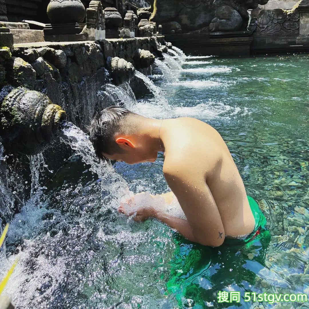 越南男飞机师,饱满胸肌结实腹肌,这制服下的肉体竟然这么性感 - 51虹马 越南男飞机师,饱满胸肌结实腹肌,这制服下的肉体竟然这么性感 - 51虹马