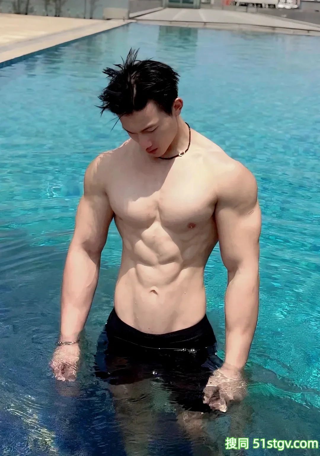 河北九头身帅哥，绝美大胸肌藕节臂，这极致宽肩窄腰保真流量密码-51虹马