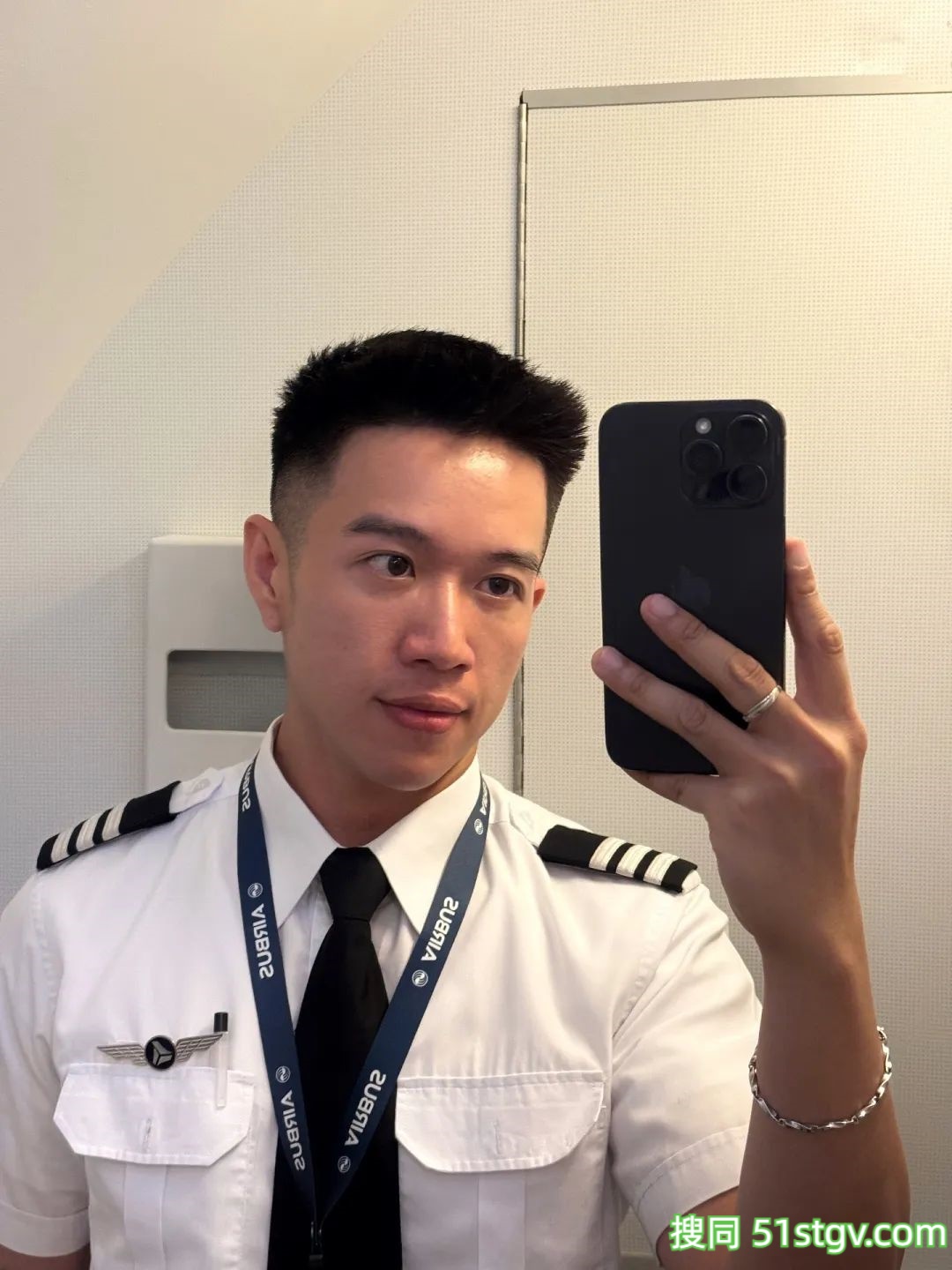 越南男飞机师，饱满胸肌结实腹肌，这制服下的肉体竟然这么性感-51虹马