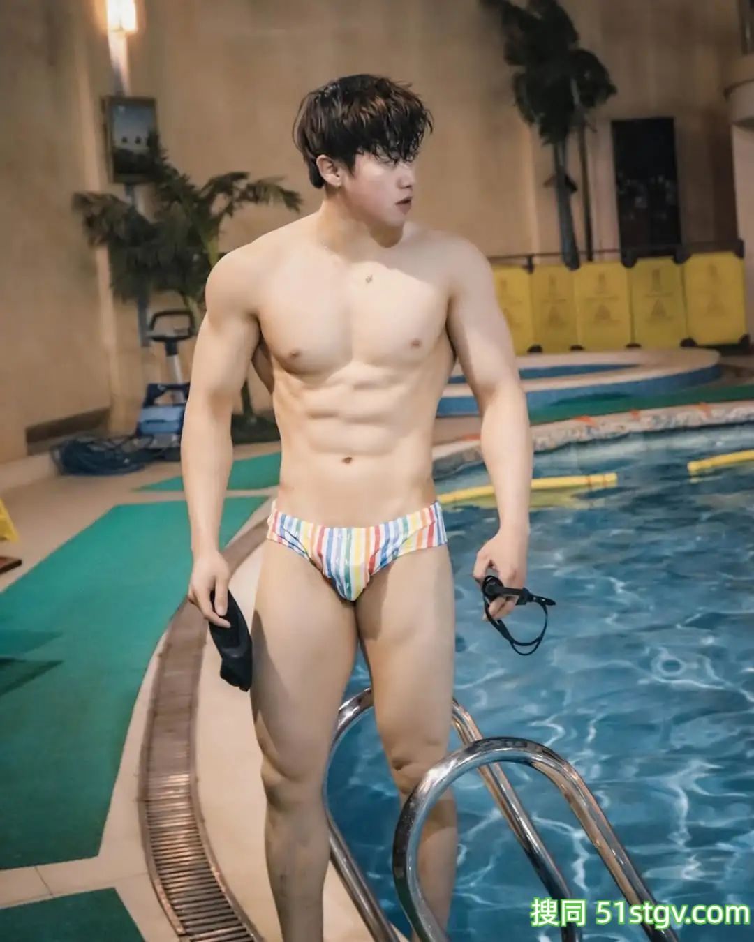 夏天来泳池边看，白皙腹肌帅哥 - 51虹马