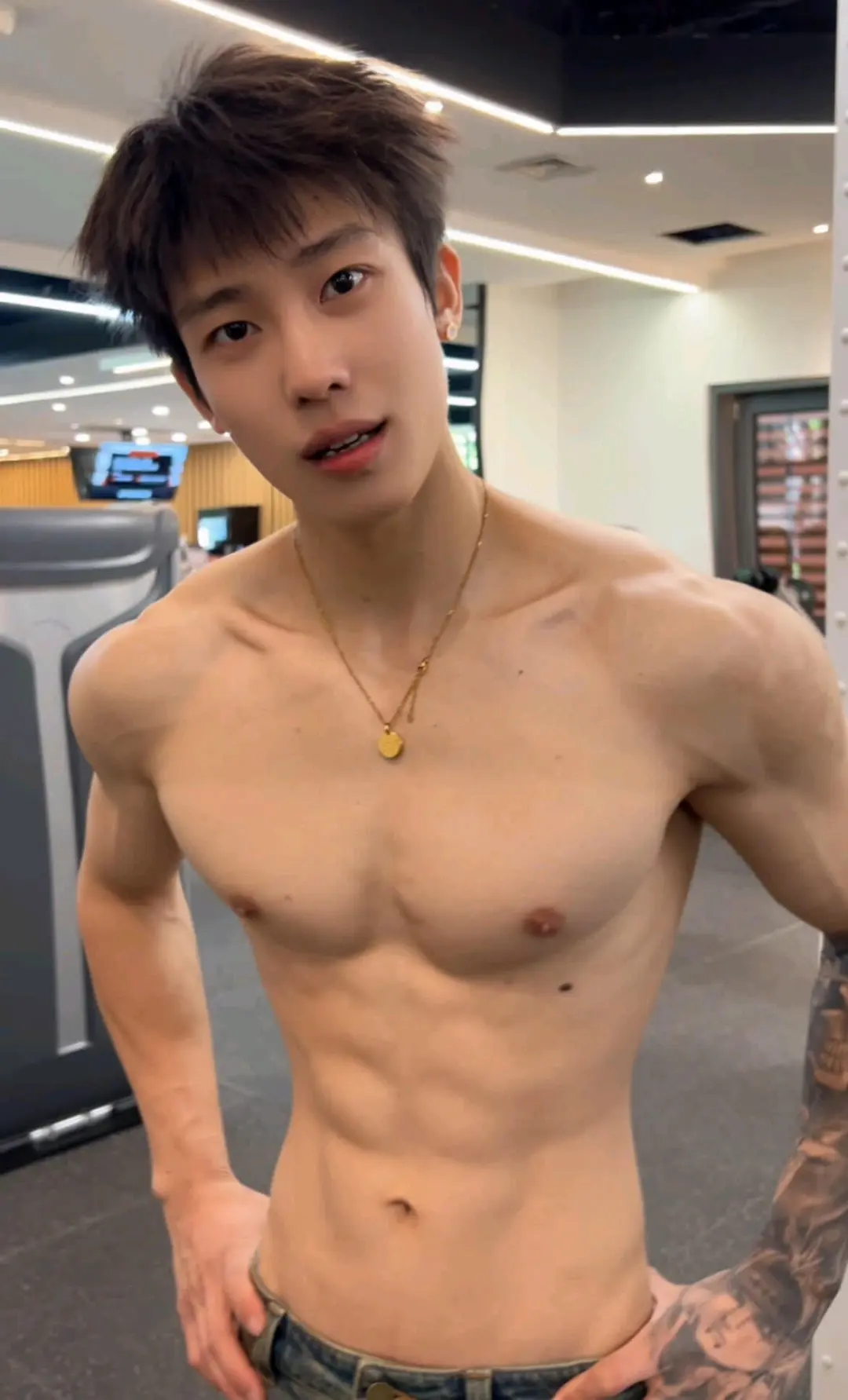 看帅哥心情好，高颜值好身材，天菜小哥哥是谁在谈 - 51虹马