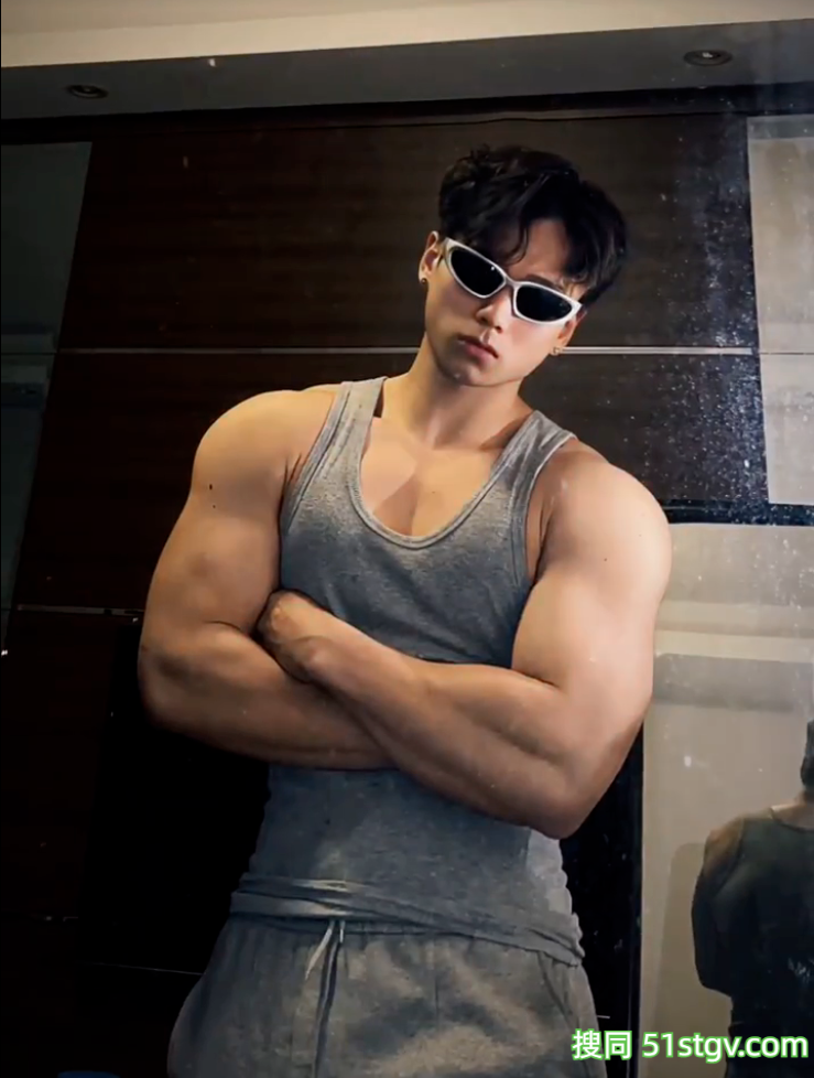 28岁广东健身博主,大胸肌麒麟臂山峰炮公狗腰,钢筋龙骨嘎嘎板正,俯视角度太馋人-51虹马