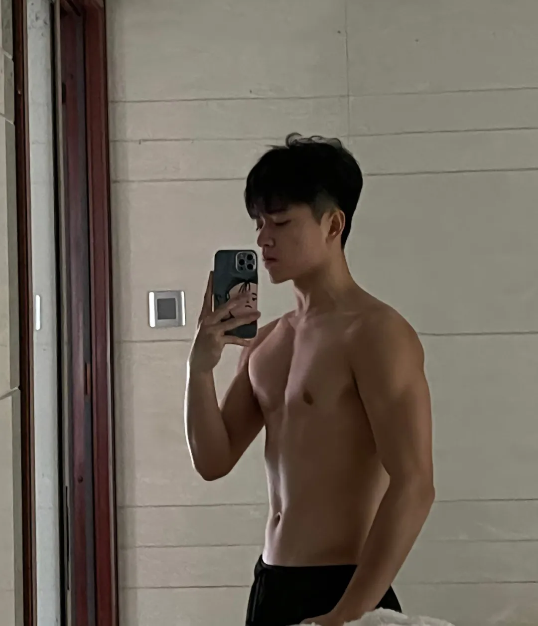 深圳20岁篮球体育生想去帮他搽汗了 - 51虹马