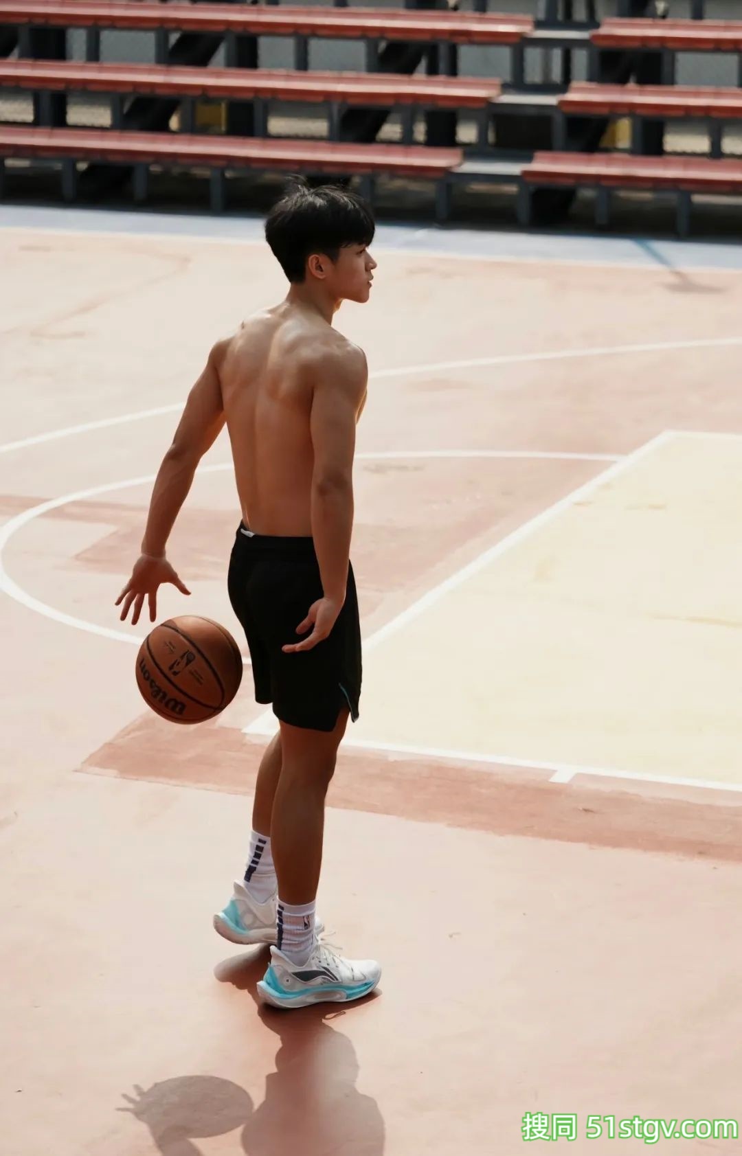 深圳20岁篮球体育生想去帮他搽汗了 - 51虹马