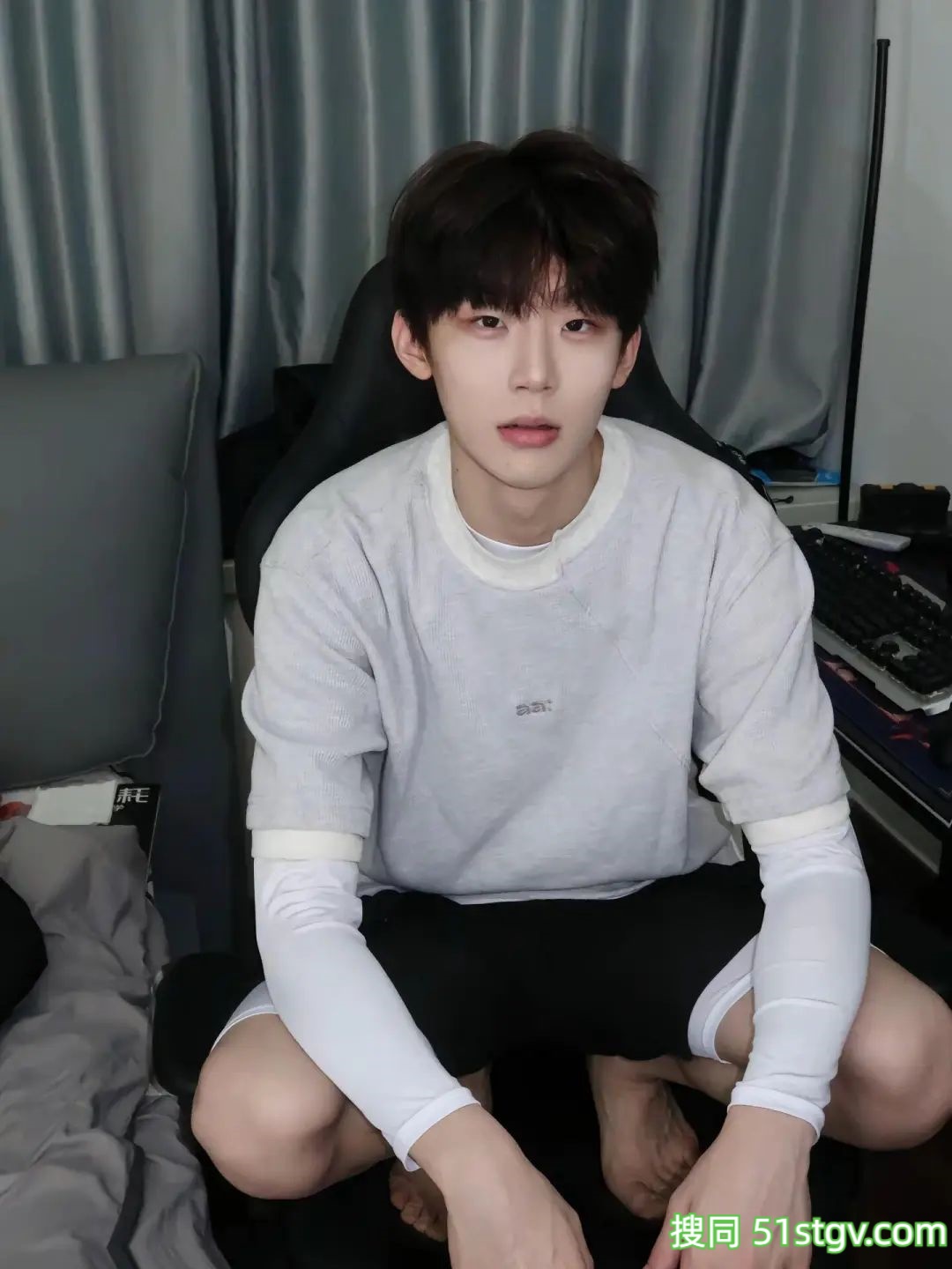 白净帅气的男大学生 - 51虹马