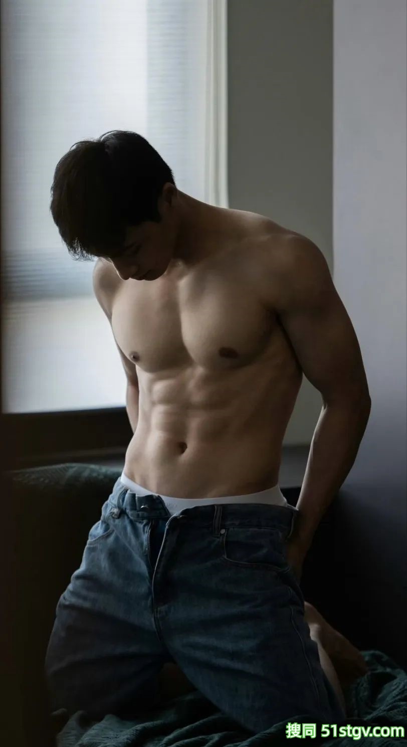 29岁广州奶气H腰肌肉男，全身瘦壮腱子肉，顶级诱惑张力满满 - 51虹马