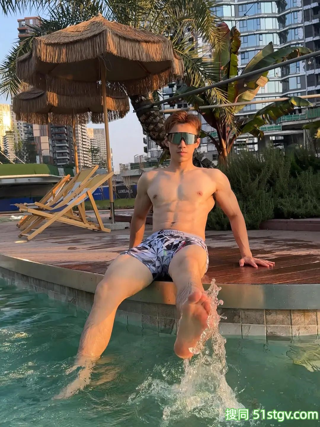 夏日炎炎,来泳池来看帅哥-51虹马