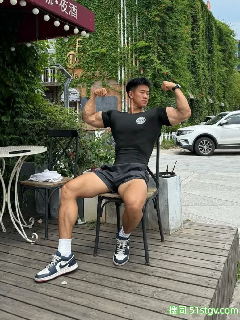 憨憨壮实的体育生 - 51虹马