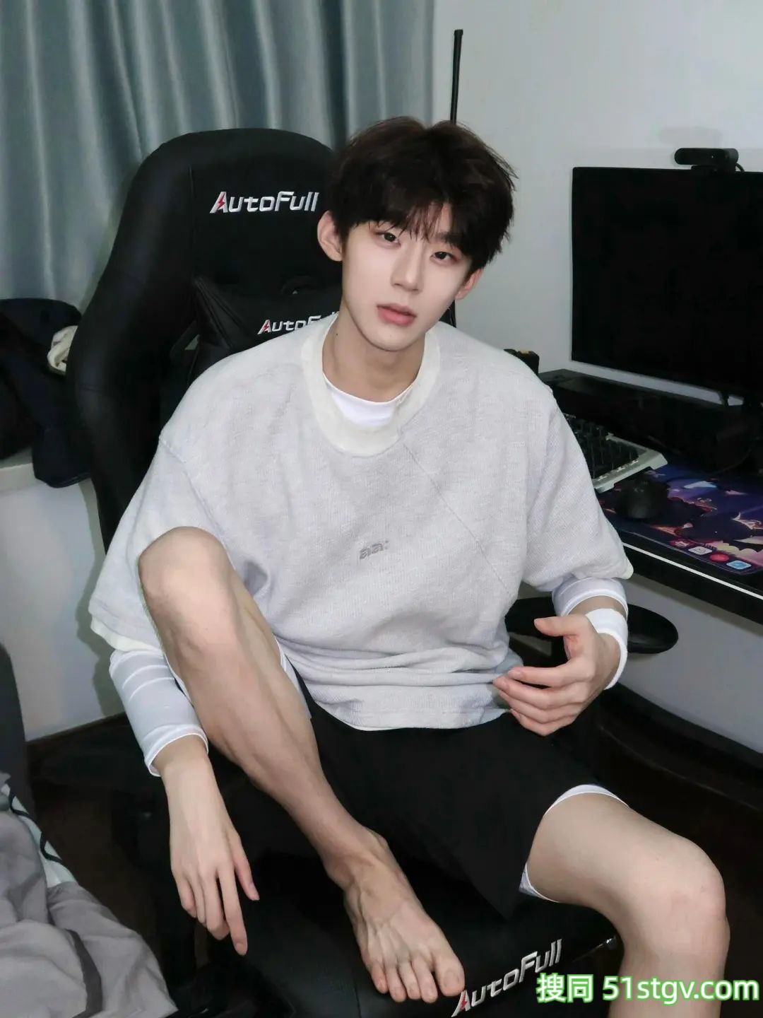 白净帅气的男大学生 - 51虹马