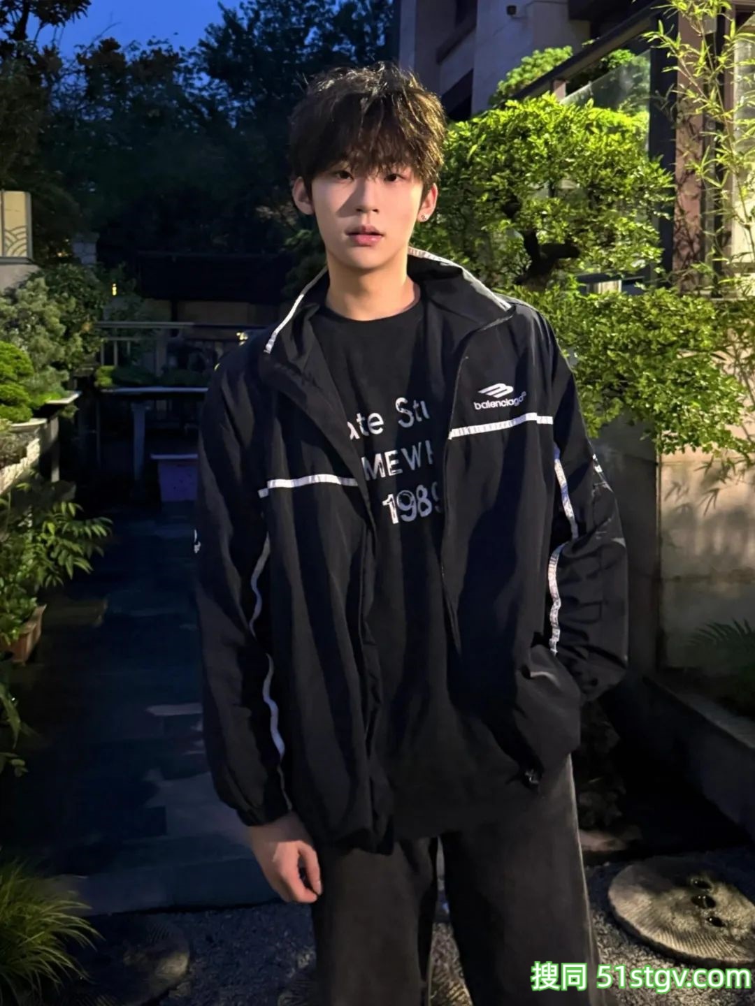 白净帅气的男大学生 - 51虹马