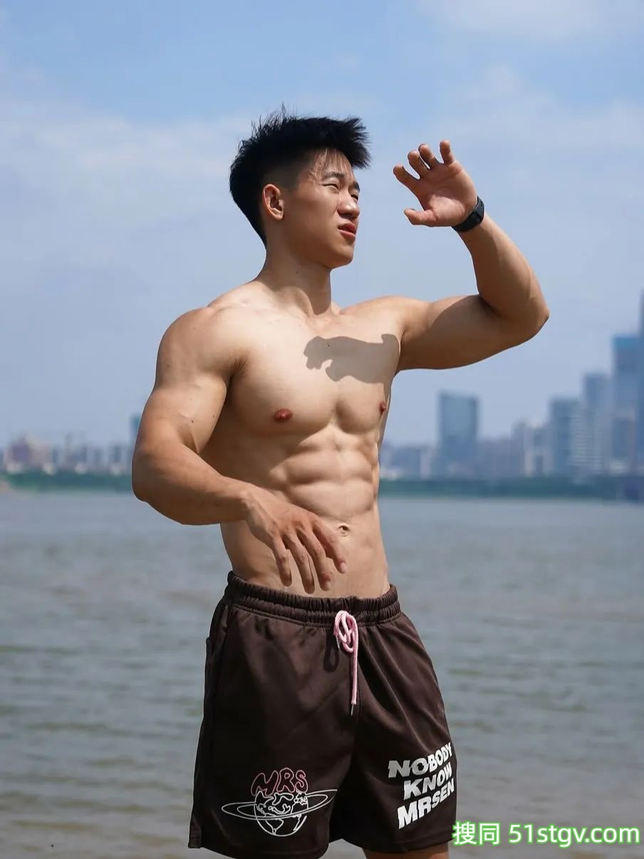 憨憨壮实的体育生 - 51虹马