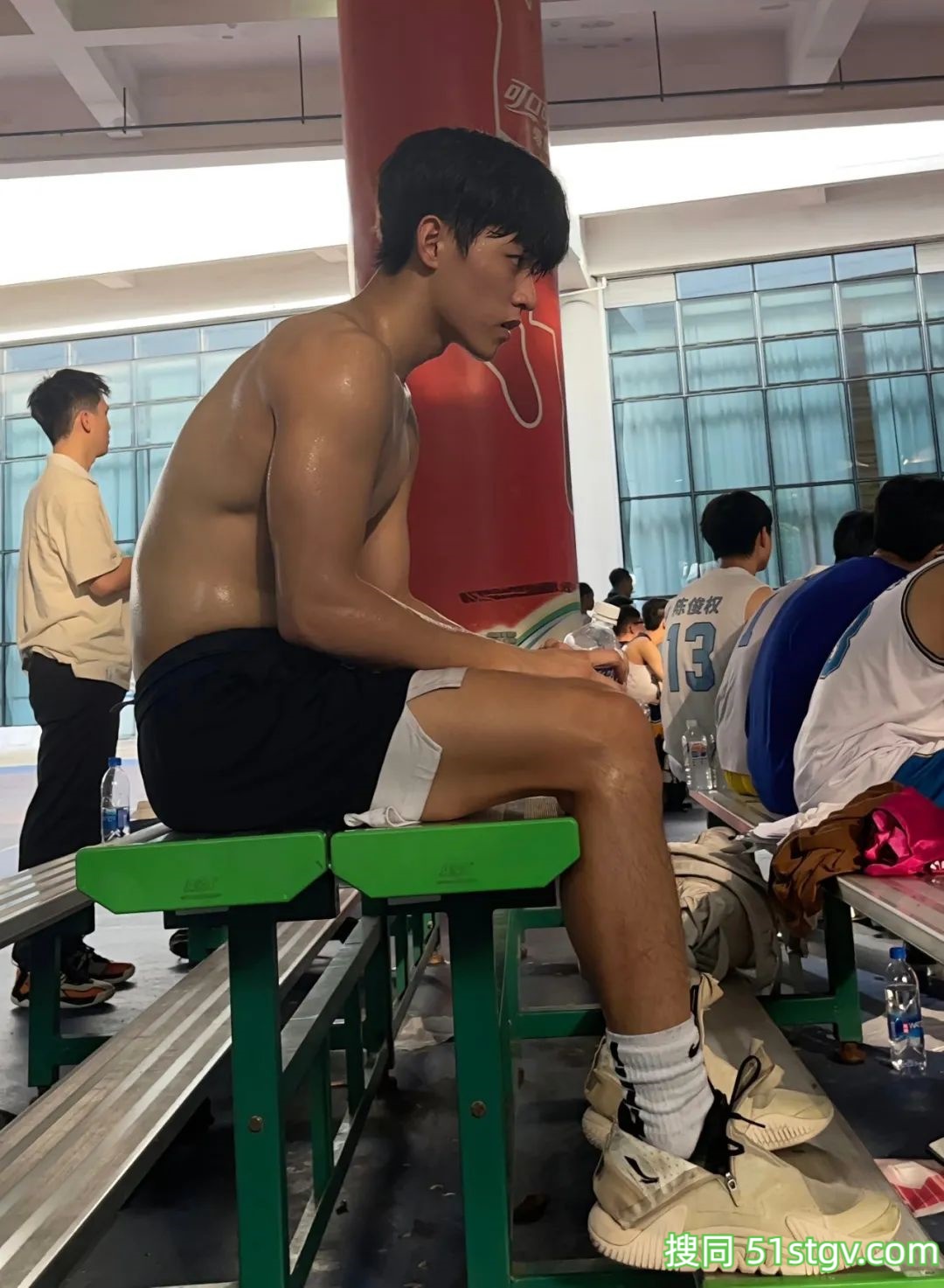 深圳20岁篮球体育生想去帮他搽汗了 - 51虹马
