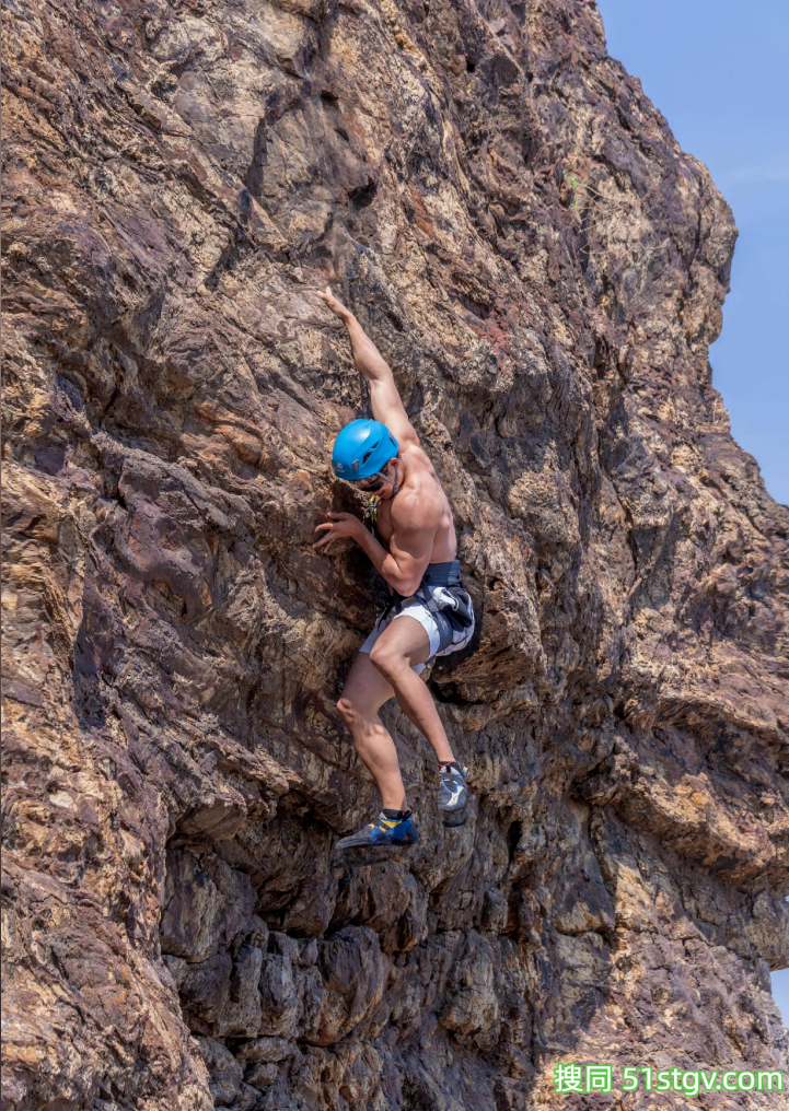 24岁大连攀岩运动员，炸裂巧克力腹肌，这手臂力量到底有多惊人 - 51虹马