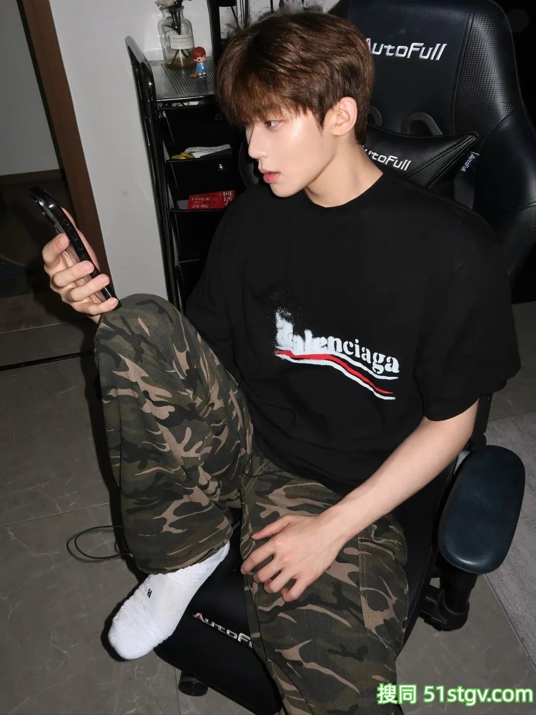 白净帅气的男大学生 - 51虹马