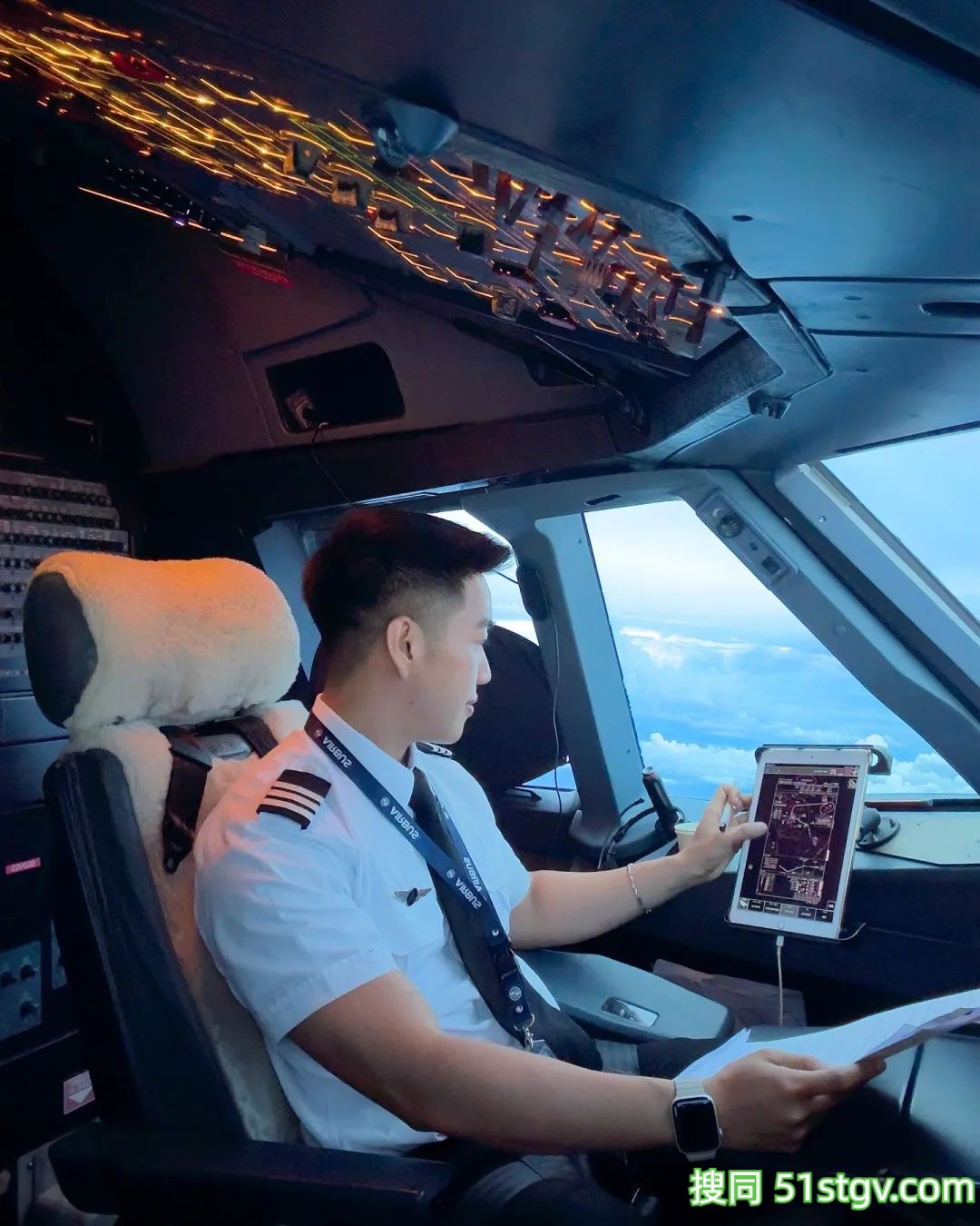 越南男飞机师,饱满胸肌结实腹肌,这制服下的肉体竟然这么性感 - 51虹马 越南男飞机师,饱满胸肌结实腹肌,这制服下的肉体竟然这么性感 - 51虹马