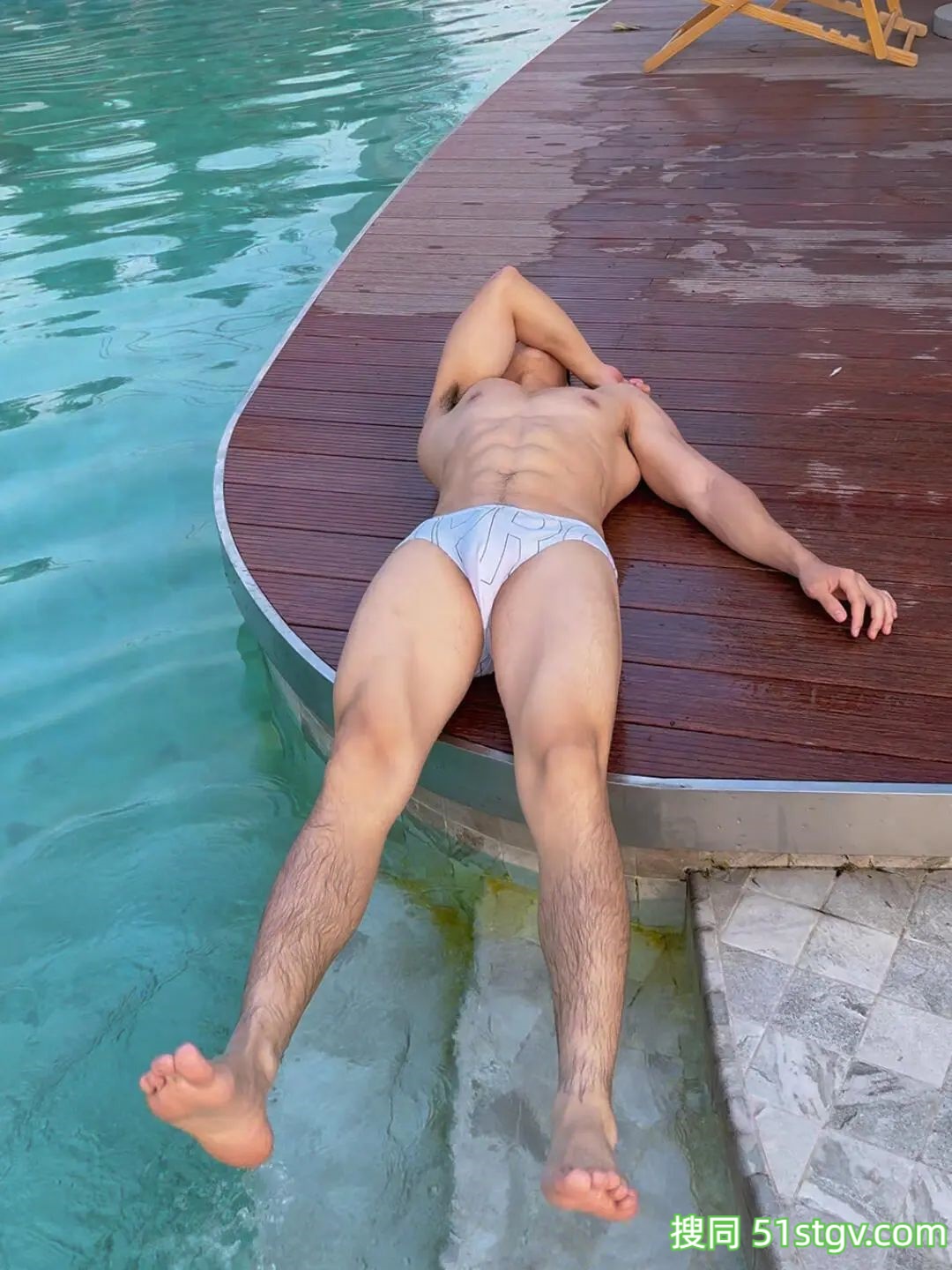 夏日炎炎，来泳池来看帅哥 - 51虹马