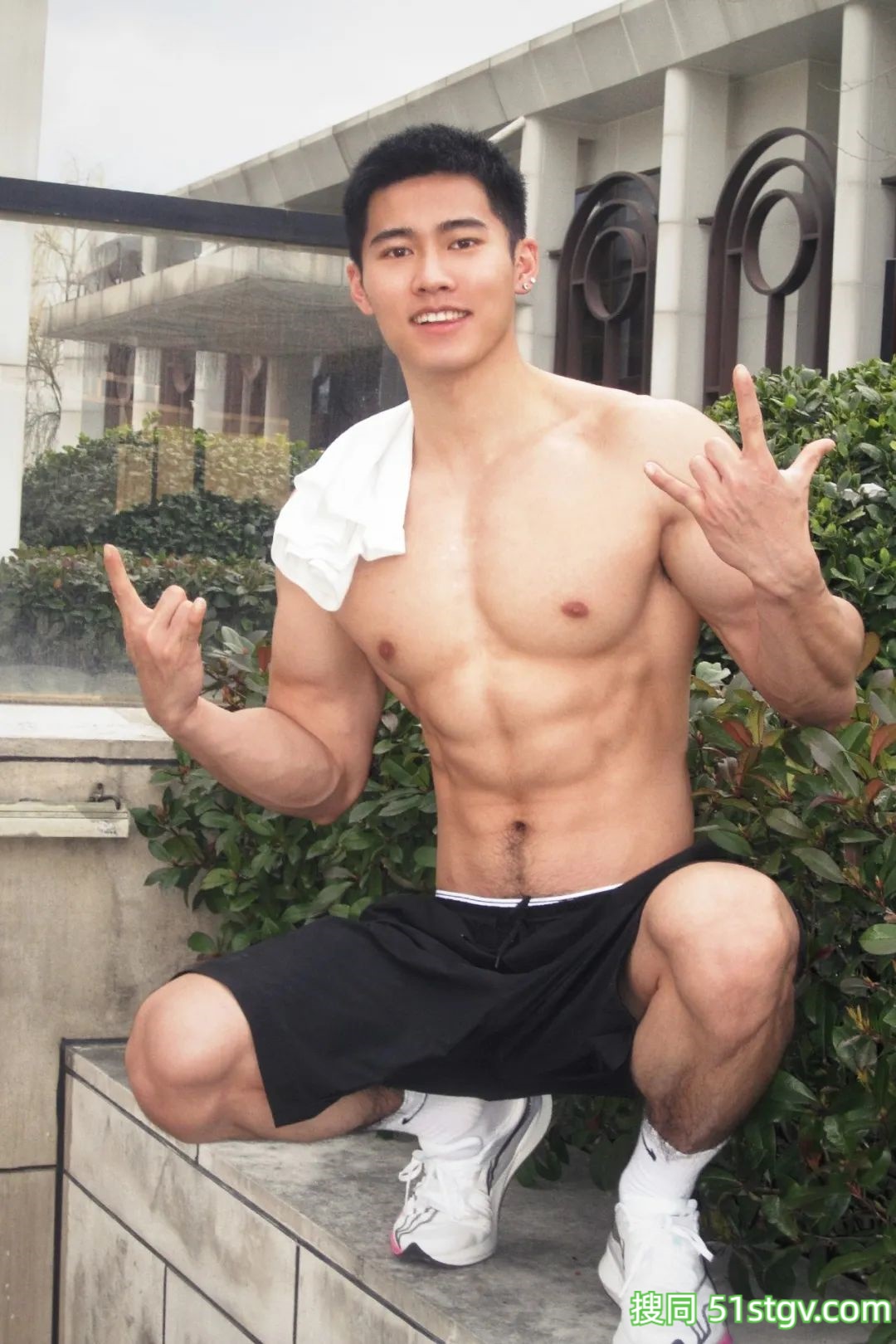 23岁杭州健身网红,大秀青筋臂和爆满腹,这绿军裤水电工,连装修的业主也不淡定 - 51虹马 23岁杭州健身网红,大秀青筋臂和爆满腹,这绿军裤水电工,连装修的业主也不淡定 - 51虹马