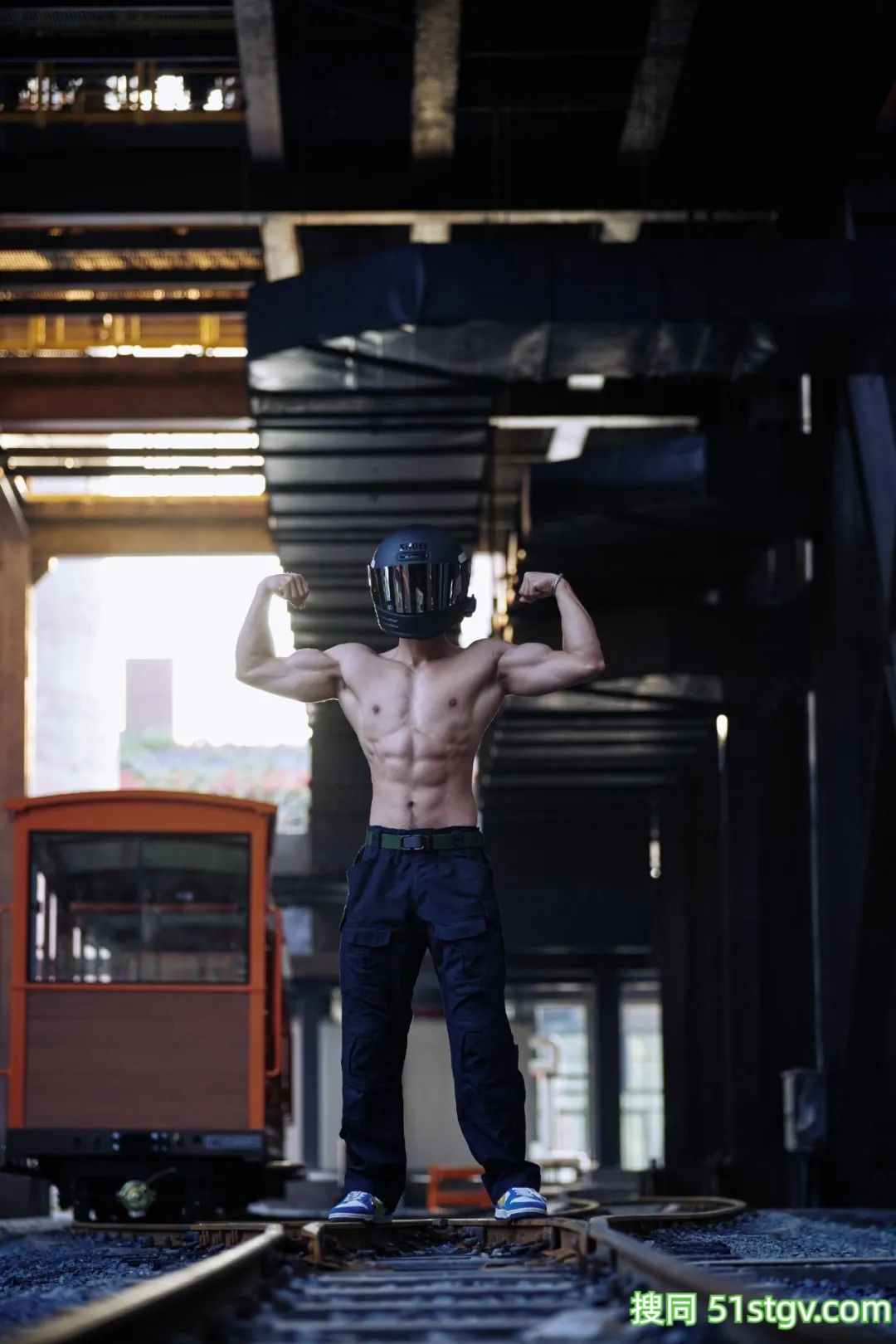 23岁杭州健身网红,大秀青筋臂和爆满腹,这绿军裤水电工,连装修的业主也不淡定 - 51虹马 23岁杭州健身网红,大秀青筋臂和爆满腹,这绿军裤水电工,连装修的业主也不淡定 - 51虹马