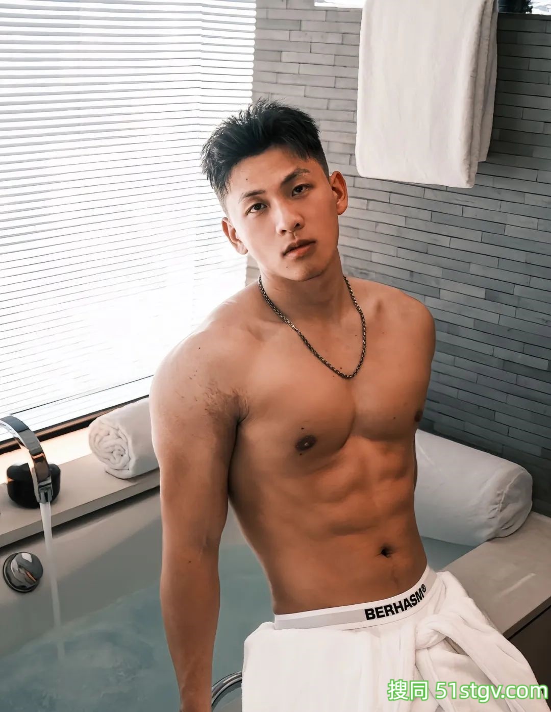 27岁常州运动博主，麒麟臂公狗腰，这肌肉线条馋哭全网健身狗 - 51虹马