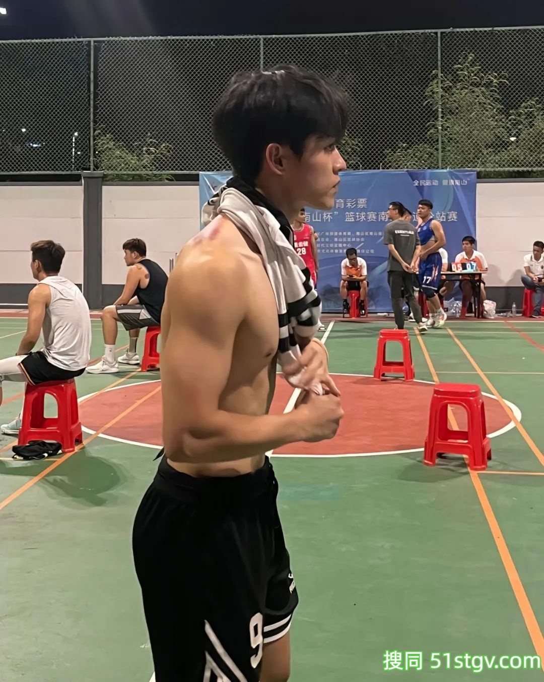 深圳20岁篮球体育生想去帮他搽汗了 - 51虹马