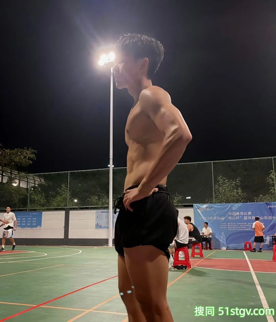 深圳20岁篮球体育生想去帮他搽汗了 - 51虹马