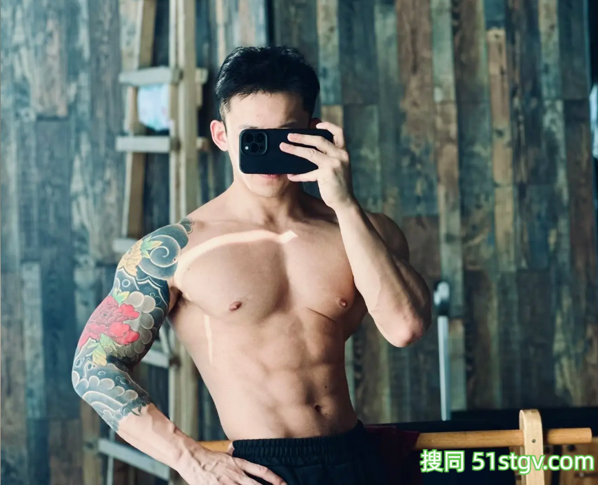 33岁泰州健身教练，粉嫩脸蛋健硕胸肌蜂腰腹肌，这肌肉让直播间弹幕疯狂 - 51虹马