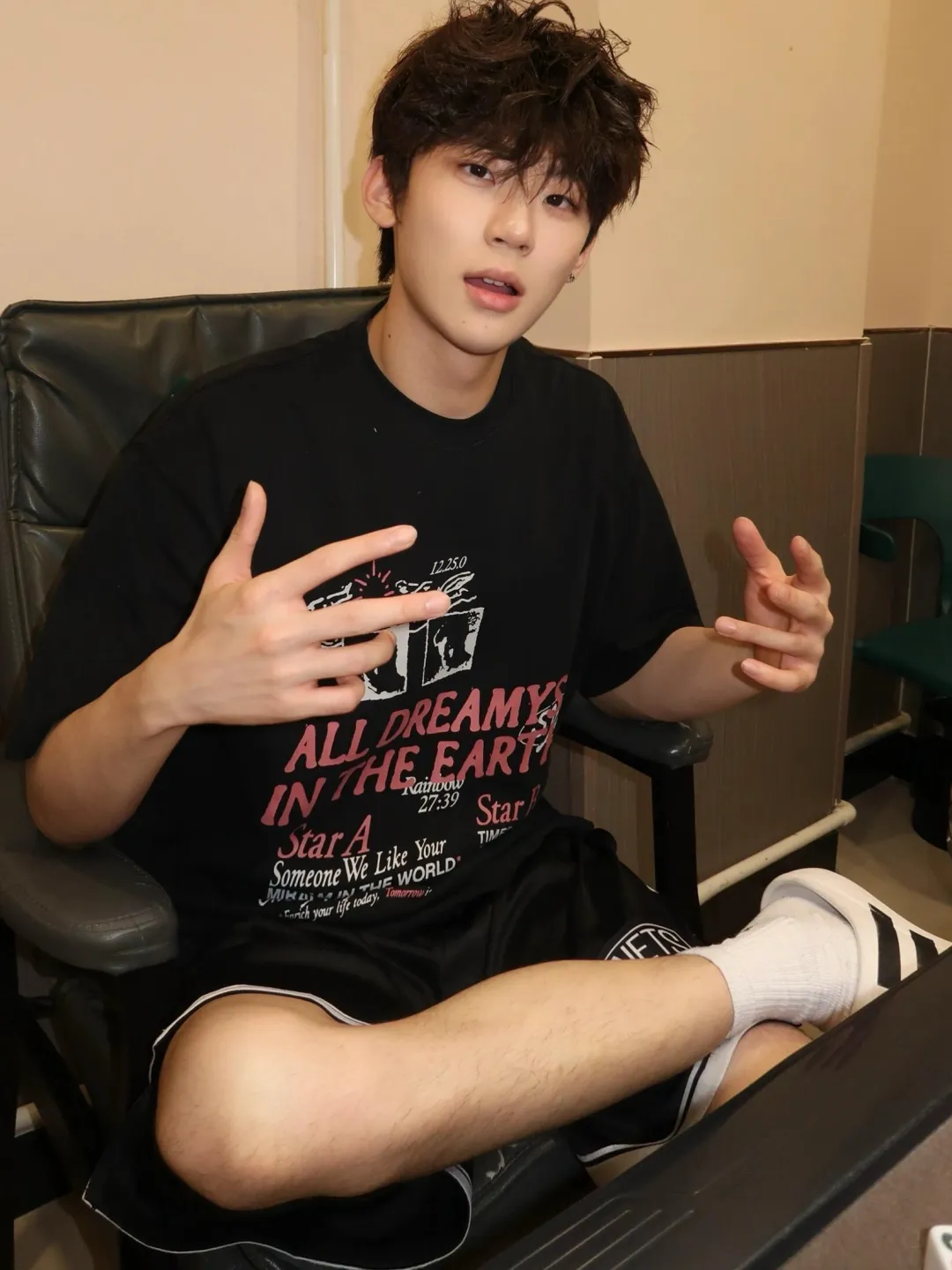 白净帅气的男大学生 - 51虹马