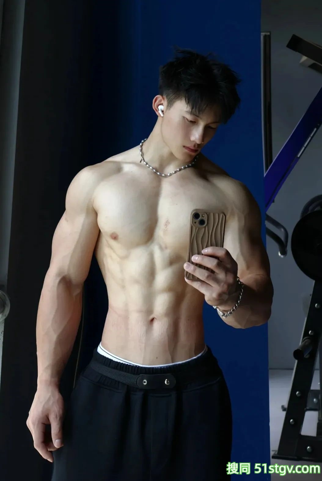 河北九头身帅哥，绝美大胸肌藕节臂，这极致宽肩窄腰保真流量密码 - 51虹马