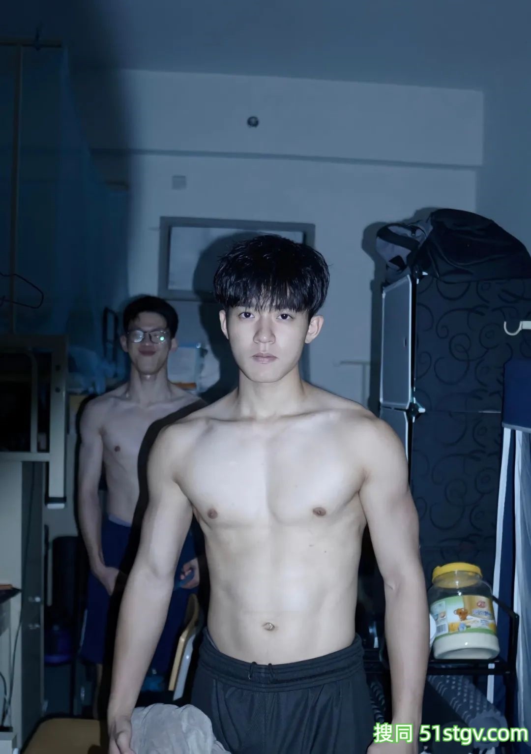 深圳20岁篮球体育生想去帮他搽汗了 - 51虹马