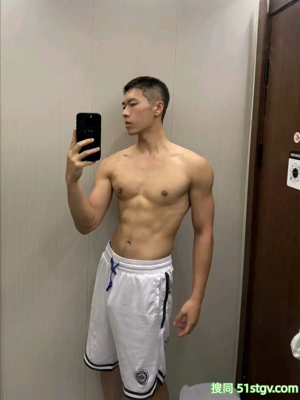 帅气肌肉男 - 51虹马