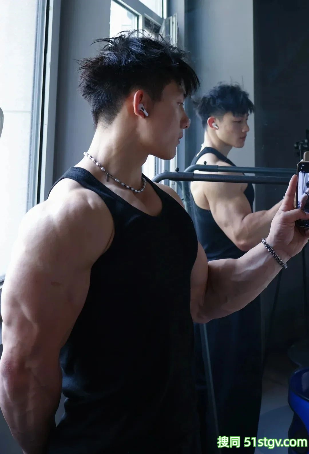 河北九头身帅哥，绝美大胸肌藕节臂，这极致宽肩窄腰保真流量密码 - 51虹马