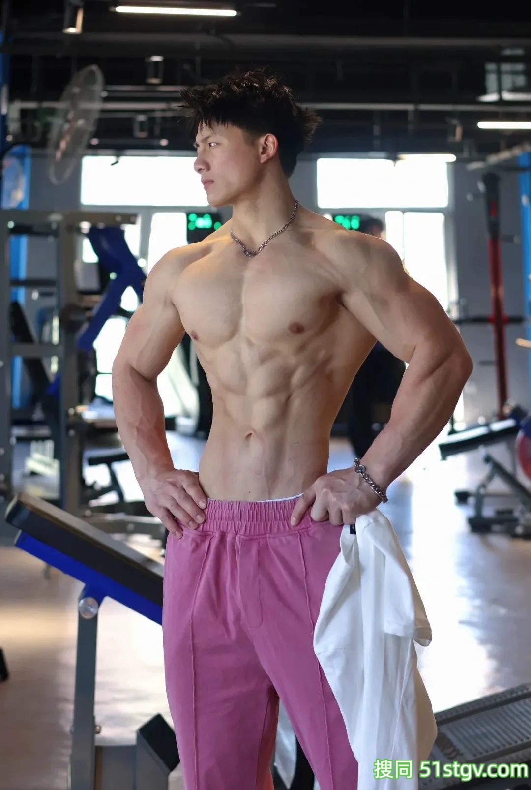 河北九头身帅哥，绝美大胸肌藕节臂，这极致宽肩窄腰保真流量密码 - 51虹马