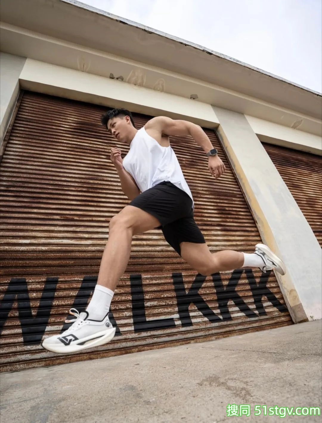 27岁常州运动博主，麒麟臂公狗腰，这肌肉线条馋哭全网健身狗 - 51虹马