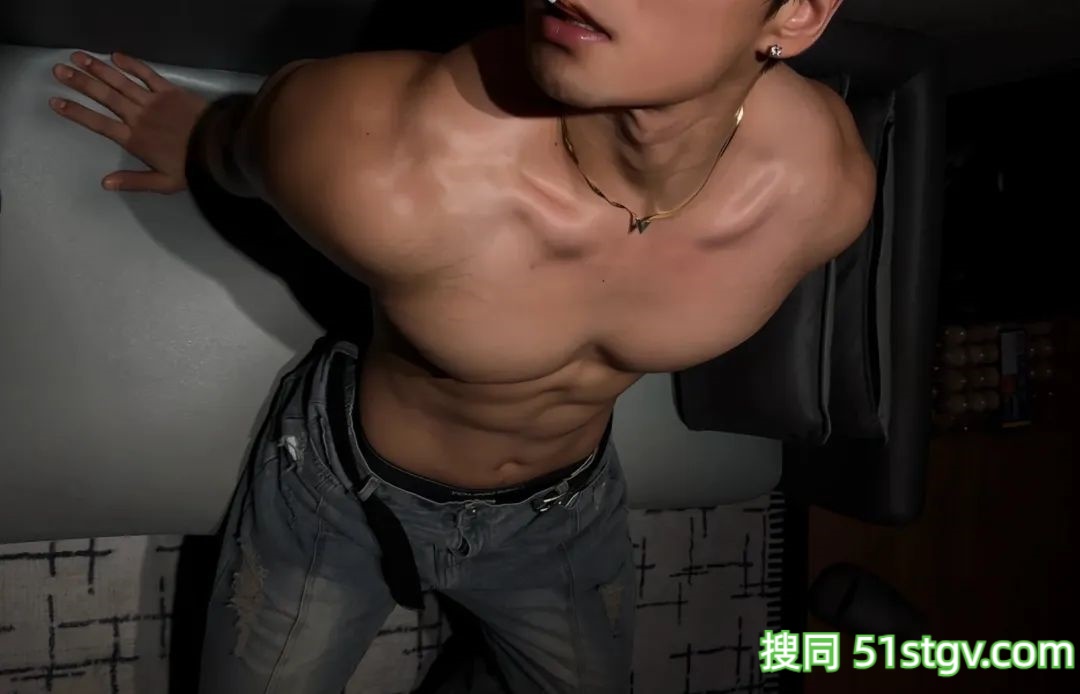 28岁广东健身博主，大胸肌麒麟臂山峰炮公狗腰，钢筋龙骨嘎嘎板正，俯视角度太馋人 - 51虹马