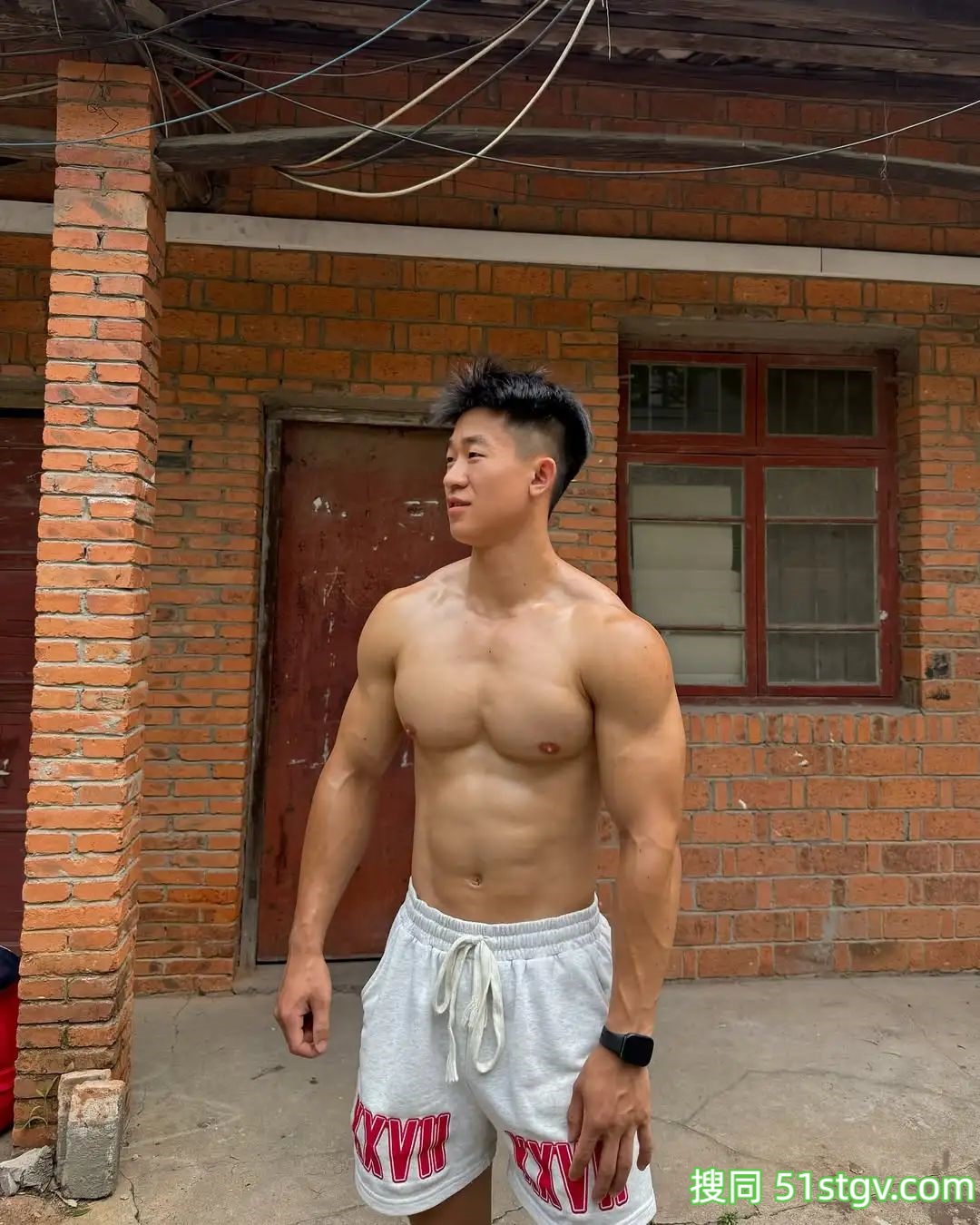 憨憨壮实的体育生 - 51虹马