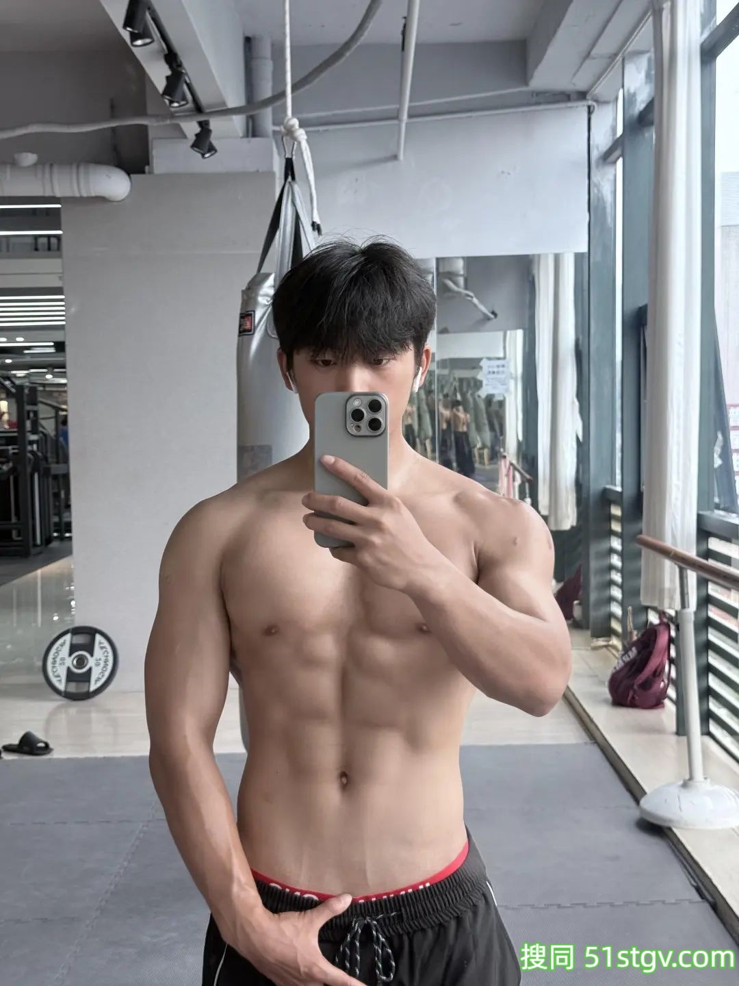 仰视的角度，看腹肌帅哥，不一样的感觉 - 51虹马