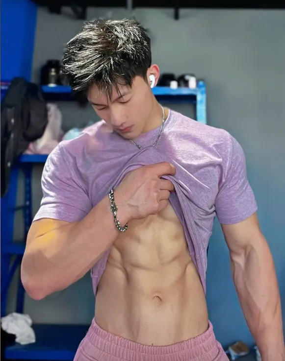 河北九头身帅哥，绝美大胸肌藕节臂，这极致宽肩窄腰保真流量密码 - 51虹马